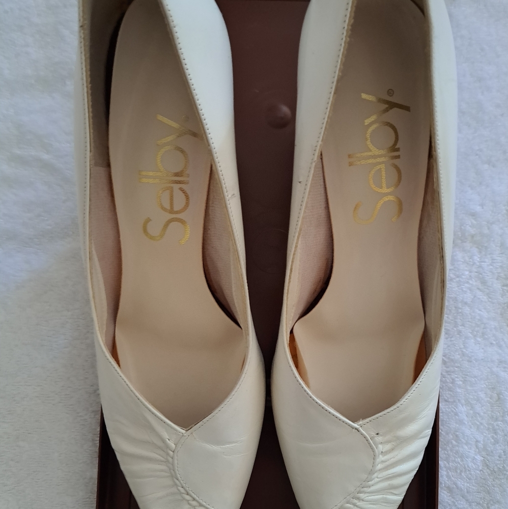 Vintage Selby White Pumps Ladies 8.5 Leather Uppers and Made USA